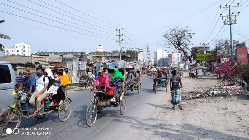 সাভারে আইন না মেনে মহাসড়কে দাপিয়ে বেড়াচ্ছে থ্রি হুইলার