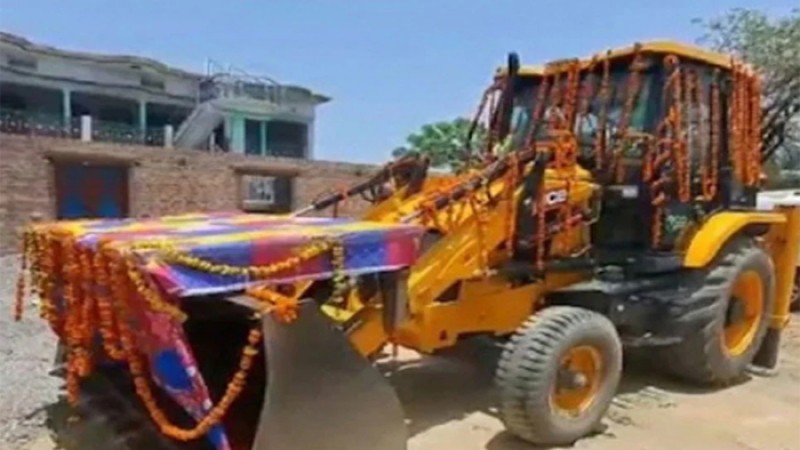 হাতি-ঘোড়া-গাড়ি নয়, এবার বুলডোজারে করে বিয়ে করতে এলেন বর