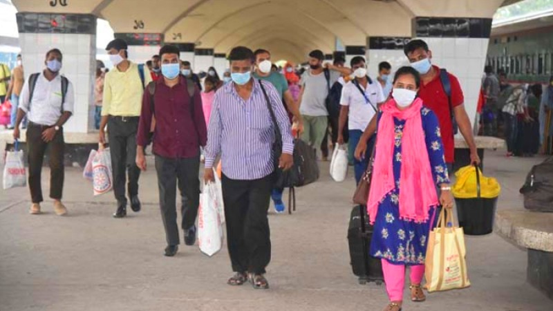 ঈদের দ্বিতীয় দিনেও রাজধানী ছাড়ছেন মানুষ