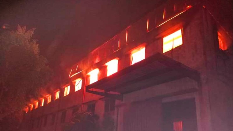 নারায়ণগঞ্জে পোশাক কারখানায় আগুন, নিয়ন্ত্রণে ৮ ইউনিট