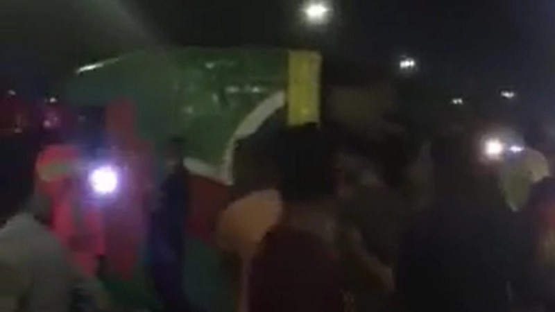 হানিফ ফ্লাইওভারে বাস উল্টে যান চলাচল বন্ধ