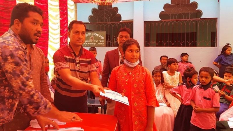 লোহাগড়ায় সালেহা ফাউন্ডেশনে মেধাবী শিশু শিক্ষার্থীকে বৃত্তি প্রদান