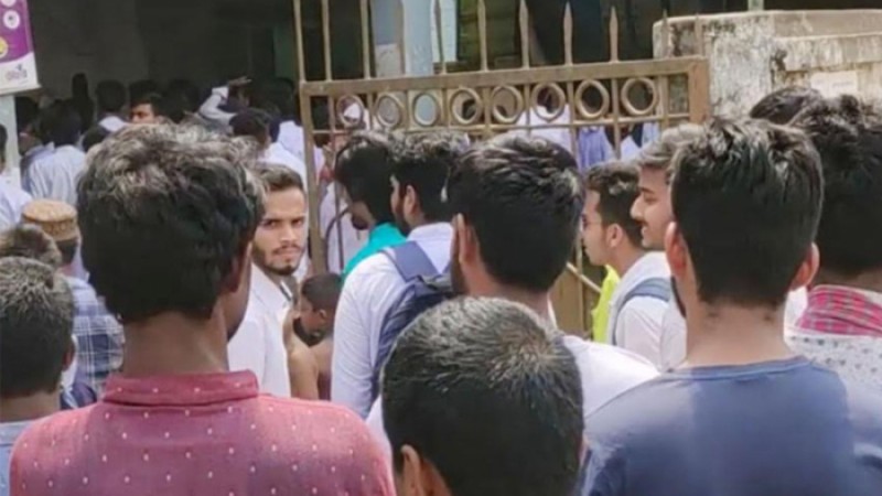 লোডশে‌ডিংয়ে অতিষ্ঠ : রংপুরে বিদ্যুৎ অফিস ঘেরাও