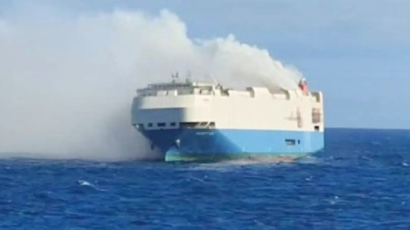 বিলাসবহুল ৪ হাজার গাড়ি নিয়ে সমুদ্রে ডুবল জাহাজ