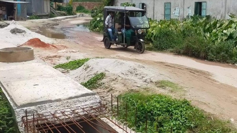 ড্রেন নির্মাণে ধীরগতি, ভোগান্তিতে মানিকগঞ্জবাসী