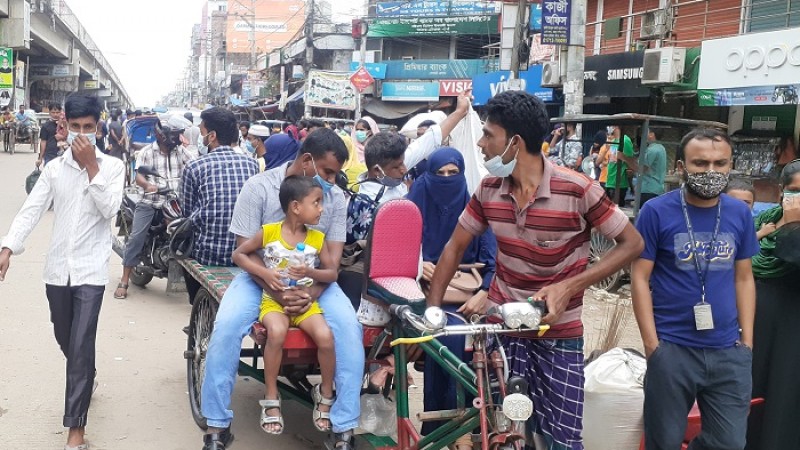 লকডাউনে কারখানা খোলায় পথে পথে শ্রমিকদের দুর্ভোগ