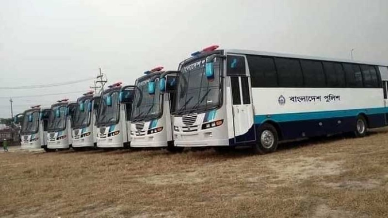 কক্সবাজারে আটকেপড়া পর্যটকদের পৌঁছে দিচ্ছে পুলিশ