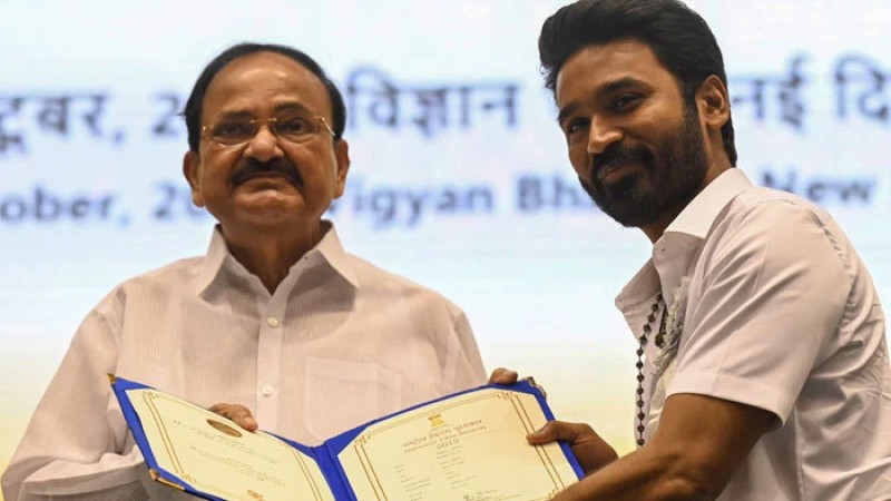 ভারতের সেরা অভিনেতার পুরস্কার জিতলেন মনোজ ও ধানুশ