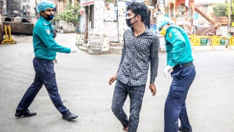 মাস্ক না পরলে বেতের বাড়ি