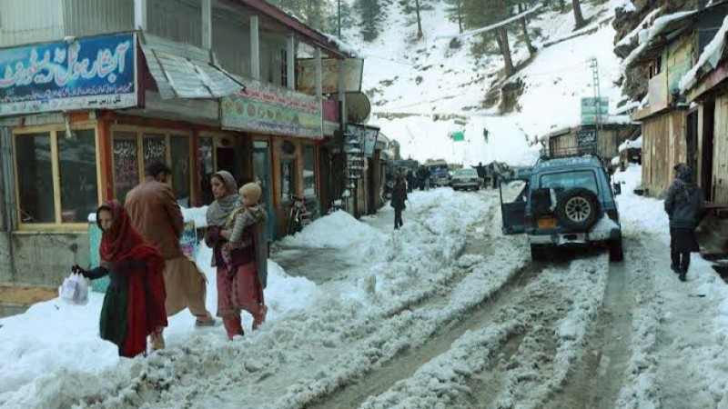 পাকিস্তানে তুষারপাতে গাড়িতে আটকা পড়ে অন্তত ২১ জন নিহত